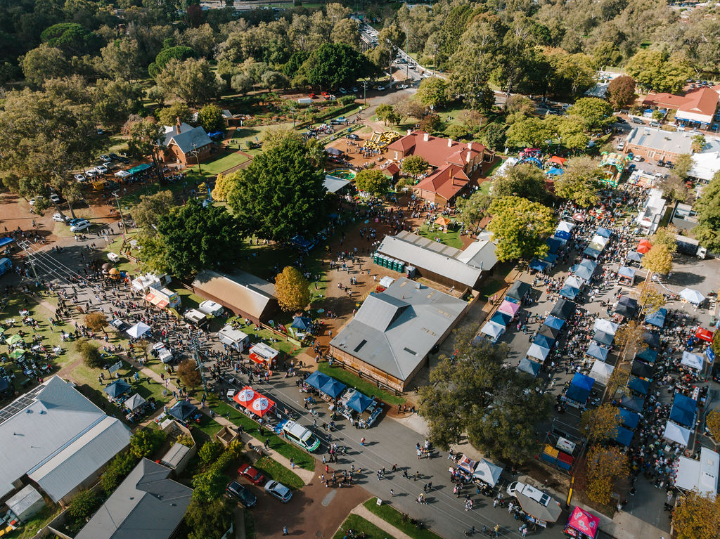 Crowd of Thousands attend Pinjarra Festival